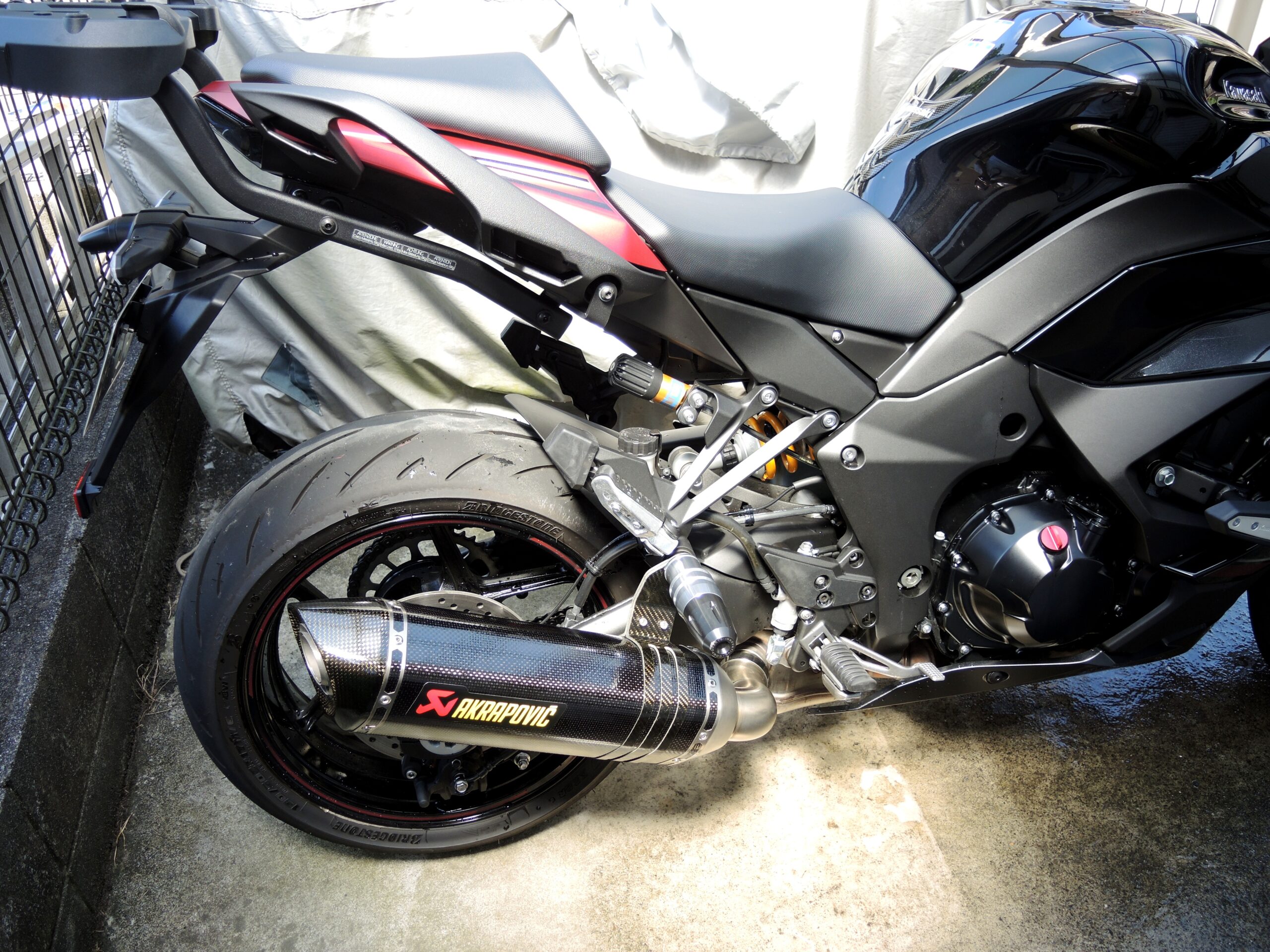 NINJA 1000SXにオーリンズ移設とマフラー交換（アクラボ）をしま
